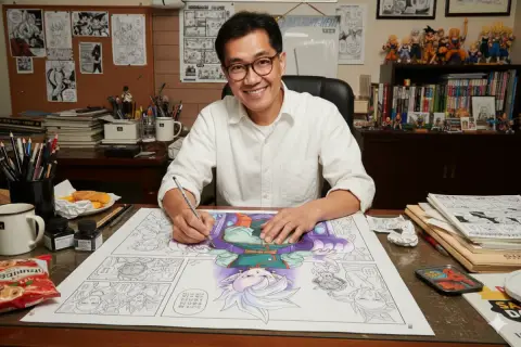 Ilustração gerada por IA de um desenhista japonês trabalhando à mesa de desenho, cercado de papéis e esboços de personagens de mangá