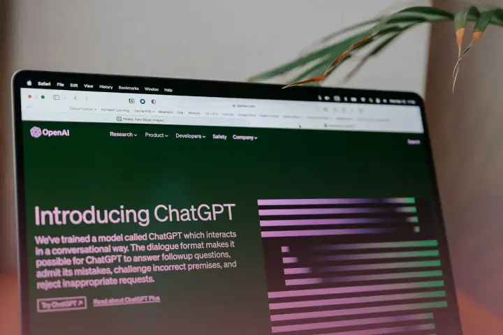 Notebook exibindo o site da OpenAI com a página de apresentação do ChatGPT