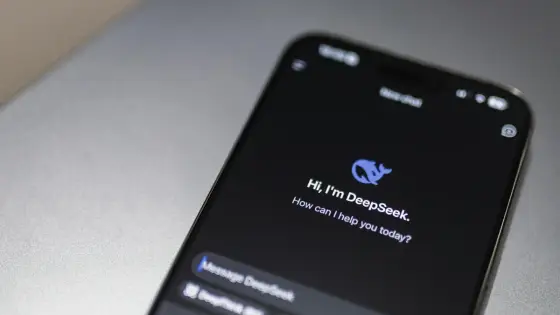 Celular exibindo a tela inicial do aplicativo DeepSeek sobre uma mesa cinza