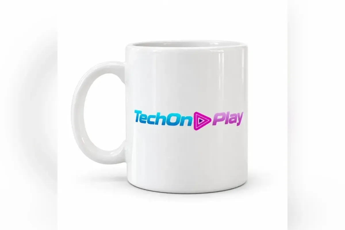 Caneca branca com o logotipo do TechOnPlay centralizada em fundo branco liso, em formato quadrado